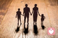 男孩通常會把爸爸作為榜樣來發展自己的男性特征，不斷承擔責任，走向成熟。女孩則會從爸爸對待家庭、妻子和自己的過程中去判斷一個男人該如何對待女人，對待孩子，從而形成自己的戀愛和婚姻觀，發展自己與男人建立良好關系的能力。成年后男孩缺少陽剛之氣，女孩對婚姻沒信心，多和童年時父愛缺失有關。???配圖