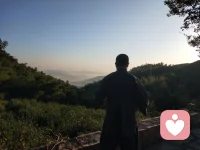 每天早上堅持晨練，對人身體和心理是有很大的調理作用的，讓人充滿正能量的。讓你整天都會陽光明媚面對每個人的。會感染每個人都變得心情舒坦。配圖