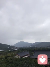 何谓我执？就是执着“我”。这是“我的”身体，那是“我的”所有，总而言之，一切以我为前提，把我摆在前边，有我无人，三心未了，四相没空。

怎么才能知道“我执”破了没有？就要从每日起居饮食，以及日常生活行住坐卧上来看。在这种种举动之中，是为自己着想？还是为他人着想？如果仅为自己着想，为什么？因为有这种思想的人，心量太小，我执太重，自己好了就算，不管他人好坏，也是自私的一种表现。所以很难达到一定的高度。

若为他人着想，有利他的思想；不但自己得到解脱，也令一切众生得到解脱，这是利他的思想。换言之，忘了自己而去利益他人，就是无私奉献精神。