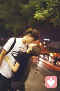  聊久了就有情，有情就想见面，见面就想拥抱，拥抱了就想拥有，拥有过后就想在一起。

人都是贪婪的，世界上根本就没有什么君子和淑女，一见钟情，只不过是见色起意，日久生情，只不过是权衡利弊，爱情这个东西始于颜值，陷于才华，忠于肉体，迷于声音，最后折于物质，败于现实。

所有的背叛都是从闲聊开始的，异性之间本就容易，产生感情。当你不能把握分寸的时候越，越界是迟早的事，男女之间没有什么纯洁友谊，人只有耐得住寂寞才能守得住繁华。配图