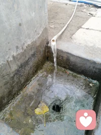 這所小學門口的飲水來自泉水，取之不盡，用之不竭，如果我能打開你的心靈，你會發(fā)現(xiàn)蘊藏在自己身上無盡的寶藏，就如同這源源不斷泉水一樣。請相信我，我的朋友。配圖