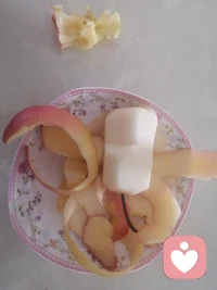 就剩一個蘋果，一個梨，給妻子和女兒混著削著吃了，我吃果核配圖