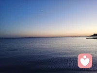 情緒穩定是給家人最好的愛
情緒如行李，安然待整理。
那些幸福和睦的家庭，并不是就不會有情緒問題，只是他們都能找到整理自己情緒的方法，也懂得自己時刻提醒自己要少苛求，多體諒。
要說同住一個屋檐下，每天低頭不見抬頭見，卻完全沒有任何磕磕絆絆，確實很難。但學會該如何與自己的親人相處，對于每個成年人而言，都是一生的課題。
說到底，無論是親情還是愛情，愛的表達方式可以有千萬種，但最好的方式，一定是源自于足夠的自律和自制，是你愿意為了他們而去改變自己、控制自己、調節自己。
世界再大，唯有家是港灣。
遇見的人再多，唯有家人能常伴你左右。
當情緒來臨時，是讓它成為射向親情的毒箭，還是將它轉化成包容與忍耐的力量，這一切都取決于你如何應對。而你能不能收獲愛，同樣取決于你有沒有能力給予愛。
記得把最好的情緒，留給最親的人。因為，他們最值得。配圖