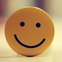 小時候，總能聽到父母說別人家孩子考試得了100分，別人家孩子考到了什么學校。長大后，總能聽到別人家孩子生了多少個小孩，別人家孩子收入多少，別人家孩子的出色表現等。在這些攀比行為下，父母聽了有壓力，也在不知不覺中傷了孩子的心。
有的孩子一時無法適應故鄉的生活、觀念和人際關系等，一些行為在父母眼里成了不禮貌的表現，甚至當著眾人的面教育孩子。因為誤會被嚴厲的批評，在大人的強迫和言語傷害面前，痛苦在心里翻滾著，積累太多容易爆發矛盾。

矛盾的來源是因為相處過程中存在的差異，包括意見的不同、觀念的不同、個人性格、生活習慣的不同，這是我們生活中人際關系比較難以調和的部分。
很多時候我們沒有辦法改變對方，只能改變自己，通過改變自己來影響別人，而不是單純地只希望別人改變來適應自己，這樣的話，沖突永遠都沒有辦法解決。
作為一個家庭單元，父母和子女之間、夫妻之間，要互相支持、互相付出、互相索取、更要互相理解、互相商量。根本之道就是有問題要及時解決，不要拖著攢著，通過有效的交流溝通，促使家庭和睦生活美滿。
先明確自己內心的真正需求，然后調整好自己的情緒，通過良好的溝通向對方傳遞準確的信息，盡量使對方能夠充分地理解。
只要每個家庭成員都有一顆愛的心，多多包容、理解、交流，站在對方的角度考慮問題，根據實際情況解決問題，就能一起化解矛盾。