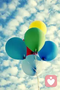 君之閱?35
贊賞自己和孩子的努力，具體描述那種感受的細節。比如，孩子花了很多時間畫了一幅畫，不合格的家長，會毫無表示，或者挑剔孩子，簡單粗暴地說“畫得不像”；普通的父母，大概會泛泛地夸獎一句“畫得不錯”，但是理想中的父母，會說：“你為了畫這棟房子，花費了很多時間和心思，真了不起！這房子看起來好像在微笑，看到它，我的心情也好起來了！”配圖