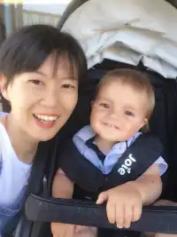 如果你發現一個人不喜歡你，可以去請他幫個小忙，如果他幫助你了，則會大大提高對你的好感，因為他從行為上已經認可你了，這樣會漸漸的影響到他們的心理，讓人從心底里產生認同感，相處久了冤家也有機會成為朋友配圖