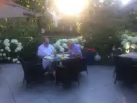 溝通可以讓我們自己成為開方系統，別人的建議智慧感受都可以進入我這個系統，之后通過我的運算，輸出一個更好的結果。通過不斷同步雙方的信息，讓共識區慢慢變大，讓彼此的盲區越來越小。配圖