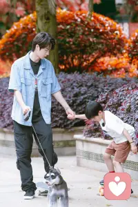 教子之道
养育男孩的四个错误做法，会让他长不大:
1.很少抱他。很多父母把拥抱给了女孩子，认为男孩子没必要。恰恰相反，男孩的情绪控制能力发展比女孩慢，更需要你的拥抱。
2.不许打闹，不许跑。很多父母正在培养安安静静的男孩子，但是肢体活跃，野蛮好斗是他的天性，因为他精力充沛，得不到释放，体格长不大。
3.唠唠叨叨。对男孩事无巨细喋喋不休，会让他认为自己很弱很幼稚，需要保护，心理长不大。
4.爸爸缺失。运动、打闹、探险，会让爸爸看上去高大威武，无所不能，树立男子汉模板。爸爸缺失，男孩的精神长不大。