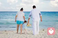 一位母亲跟一位导师请教，我的小孩不听话，也不爱学习，怎么办?导师反问，你复印过文件吗?如果复印件上面有错字，是改复印件，还是改原件?
道理并不深奥，却是父母常常蔬于自省的问题。孩子不听话的根本原因，就是你在孩子心目当中没有形象，也没有地位。每个孩子生下来都是一张白纸，这张白纸画得乱七八糟，往往是家庭的问题。
父母是孩子最好的一本书，他每天都在翻阅和效仿。父母是照亮孩子一生的光，你若暗淡，孩子又怎会熠熠生辉。