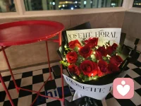 冬日的玫瑰是心靈的慰藉！
?療愈自己的時候，可以聽著音樂，種著花??????????
?生活中一定會有壓力和焦慮，同時還有輕松和愉悅！
看你自己怎么選擇！配圖