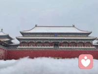 我微笑着侧头倾听，微笑着迎合，眼波流转，也思索着什么。如果时间不能定格，那我许愿你可以一直在我身边，至少这样我会不那么孤单，来吧…我在这里等你…配图