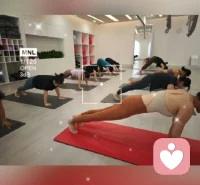 一生很長，會遇見很多出現在你生命中的過客，有的人可能讓你學會成長，學會自立，學會承擔，學會付出，學會感恩，但是，你自己要學會，放松心態，放下包袱，去享受時間給你帶來的一切，總之一生很長，還是要開心去度過每一天，把煩惱交給風，讓風去吹走它吧。配圖