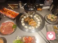 無(wú)論誰(shuí)離開(kāi)了你，別忘了在他來(lái)之前你本來(lái)就是一個(gè)人生活，放不下舍不得的都在不甘心，錯(cuò)的人即便遇見(jiàn)了還是會(huì)分開(kāi)，對(duì)的人分開(kāi)了還是會(huì)重逢的，因?yàn)槟愕囊磺锌此颇阍谶x擇，其實(shí)都是命中注定的，逃不掉～配圖