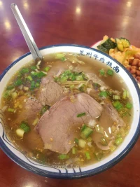 每一口牛肉面，都是回忆的线索，缠绕着舌尖与心田。配图