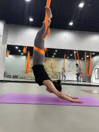 生活总有太多的来不及，太多的不如意～我们还得生活是不是，一眨眼就一天，一回头就一年，一转身也许就是一辈子…思念是一种幸福，想念对方的时候的只能默默想念～原近在咫尺的你，能安然无恙