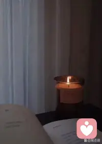 那些找不到幸福的人，总是抱怨遇不到对的人。其实，世界上从来都不存在一开始就对的人，真正的幸福，都是拥有爱和被爱的能力，把自己变成对的人配图