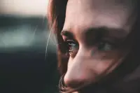 感情中的內耗是指：你們兩個人對彼此的愛其實是一點一點消磨的，兩個人都很累，但是又不能從對方身上得到什么安慰，眼睜睜地看著感情消失?，F實中有很多感情，彼此喜歡，但是感覺呆在一起又十分不舒適。配圖