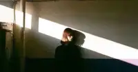 ”都說‘時間是治愈情緒的良藥’，但我已經很久沒有從負面感受里走出來了。好多壓力和煩惱讓我喘不過氣來，又不知道和誰說，我該怎么辦呢？”

很多人遇到困擾時，都會下意識選擇獨自面對，覺得只要“挺過”現(xiàn)實中的困境，心理問題就會迎刃而解。

但實際上，被壓抑的負面情緒與被忽視的創(chuàng)傷并不會自行消失，而是在未來以更激烈的形式涌現(xiàn)。配圖