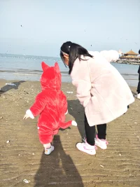 關于我的一篇文章，讓不認識的朋友們，送來暖心的話。感恩遇見你們。在這里謝謝你們??
人活在在世界上都不會事事順心
也許酸甜苦辣咸才是完整的人生吧
當遇到困難的時候，心情低落的時候
我都在告訴自己，加油，一切都會好起來的
聽聽音樂，做點自己喜歡的事
我不后悔照顧孩子們，雖然在家帶孩子很心累，可我覺得童年很短，陪伴很重要，生了就好好養育。我會給孩子們做各種美食，陪她們玩親子游戲，努力做一個合格的媽媽

別人勸你，不如自己勸自己，你是世界上獨一無二的自己
你有你得好，你得光芒。不用人人都懂的。
別被一時困難打敗。
加油，和我一樣有著困境卻努力生活的朋友們！配圖