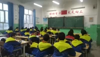 今天太興奮了，我只是給學(xué)生簡(jiǎn)單的做了兩次心理干預(yù)，本想著效果還不是太大等有時(shí)間再做幾次會(huì)出效果，結(jié)果今天隨便問了一下他們感覺有沒有效果，結(jié)果他們一口同聲說效果特別好，嚷嚷著讓我給他們繼續(xù)做心理干預(yù)，很多同學(xué)說他們記憶力變好了，很多以前記不住的東西，現(xiàn)在全記住了，還有同學(xué)說以前學(xué)語(yǔ)文很頭疼學(xué)不懂，現(xiàn)在一看就會(huì)了，還有同學(xué)說他肩膀疼，做完這個(gè)心理干預(yù)肩膀不疼了，還有同學(xué)說他們周末回到家也不一樣了，以前會(huì)一直拖到星期一來學(xué)校前才寫作業(yè)，現(xiàn)在回家去就不停的找作業(yè)寫，不寫作業(yè)會(huì)覺得手癢癢，還有個(gè)同學(xué)說了一句以前睡覺睡不著，（引得全班同學(xué)大笑，）說現(xiàn)在他睡覺也好了。哈哈，真的是個(gè)個(gè)反應(yīng)太好了，就連數(shù)學(xué)老師早上都給我說她要在群里給家長(zhǎng)安排買練習(xí)冊(cè)，我們班學(xué)生現(xiàn)在特別好，學(xué)校發(fā)的買的練習(xí)冊(cè)全部都弄完了，再給他們買一本。真的太開心了，這就是心理治療的魅力[太陽(yáng)][太陽(yáng)]。配圖