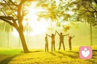 生活就像一個調皮的孩子，讓我們感受當下的喜怒哀樂，生活更像一個立拍得的抓拍相機，可以拍攝我們不滿意的照片，可以拍攝我們尷尬的瞬間，但也一定會拍攝我們容光煥發的照片，捕捉到我們打開禮物的表情,記錄下我們幸福的瞬間。無論是好還是壞，都是那個瞬間的自己，更是我們每一個人的故事！配圖