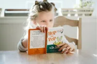 孩子什么道理都懂，就是不愛學習??！這是令很多父母頭疼的問題，孩子聽多了父母的大道理的，看到所謂的“真相”。原來，爸爸媽媽也不喜歡讀書學習，所有的道理都是給我自己講的。
孩子不看我們怎么說，只看我們怎么做！配圖