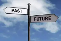 如何看待過去和未來
  有一種做法是用另一種眼光看待過去，為過去建構(gòu)另一個畫面，而這畫面伴隨著和以前截然不同的感覺。于是，我們就可以用全然改觀的眼光看這世界。我們建構(gòu)一個我們可以有所收獲的畫面，同時這也是一個允許我們透過它而成長的畫面。頓時，我們就和過去達成了和解。
  這個原則對于我們的未來，也同樣適用，它也是一個畫面。透過我們對未來所建構(gòu)的畫面，及這些畫面所喚起的感覺，未來就變得真實。配圖