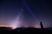 找尋自我，回歸自己。
    當我感覺自己被吸引朝向另一個人或許多人時，我在哪里呢?當我被吸引而朝向靈性的事物時，我在哪兒呢?當我被莊嚴的音樂，或某個想法，或讓我沉迷的游戲或故事所吸引時，我又在哪兒呢?
  在回歸自我，覺醒之前，我曾去過哪些地方呢?我和我自己在一起嗎?抑或我在另一個地方?奇怪的是，有時候當我在別的地方時，會比只關注自己要更和自己同在。配圖