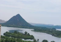 生命的姿態(tài)
   向內(nèi)探索，向外延伸，。
   如果你顯得失敗，那么別人也會把你當(dāng)失敗者對待；如果你筆挺站立，人們也會用不一樣的態(tài)度對待你。
    挺胸邁步，直視前方，敢于冒險，這樣做的目的并不是讓你盛氣凌人，而是能夠把你帶到一種堅(jiān)定而中正的能量之中，也讓人們和你之間保持到一種適當(dāng)?shù)慕缦?。配圖