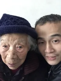 新年時刻，不但伴隨著對新的一年的期盼，也伴隨著傷感！104歲的外婆在新年的這個特殊的時刻離開了我們，外婆的一生是光輝的一生，走過新中國成立之前的艱苦歲月，走過經濟最艱難的歲月！希望外婆一路走好！在天上不再有苦難和病痛！配圖