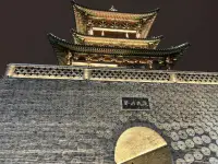物质是运动的。比如爱情，一个人爱你，随着时间的推移，可能他会更爱你，也可能不会再爱你，总之他都不会像之前一样爱你。配图