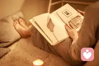 掌控情绪头一步：觉察

生活中受到事件刺激就会引发情绪，这个情绪其实是大脑给我们的警示，我们可以问问自己：我怎么了？我现在的情绪是什么？孩子写作业磨蹭我很愤怒对吗？

及时察觉情绪的异常，并分辨情绪的种类，可以延缓情绪的爆发，为下一步管理情绪赢得时间。配图