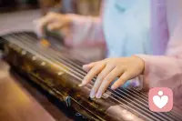 精神分析有一個說法：
幾乎每一段關系中，我們都會不自覺地重復童年和養育者的關系模式；
而幾乎每一段關系中痛苦的感覺，往往也都伴隨著童年痛苦體驗的重現；
在關系中，當對方不經意的一次舉動，或一句話語令我們產生強烈情緒反應時，通常意味著：它無意間激活了我們過去未曾療愈的創傷。配圖