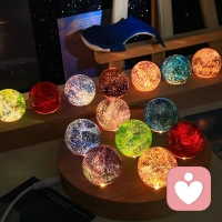 生活中的10％是由发生在你身上的事情组成，而另外的90％则是由你对所发生的事情如何反应所决定。

换言之，生活中有10%的事情是我们无法掌控的，而另外的90%却是我们能掌控的。

费斯汀格在书中举了这样一个例子。

卡斯丁早上起床后洗漱时，随手将自己高档手表放在洗漱台边，妻子怕被水淋湿了，就随手拿过去放在餐桌上。儿子起床后到餐桌上拿面包时，不小心将手表碰到地上摔坏了。

卡斯丁疼爱手表，就照儿子的屁股揍了一顿。然后黑着脸骂了妻子一通。妻子不服气，说是怕水把手表打湿。卡斯丁说他的手表是防水的。

于是二人猛烈地斗起嘴来。一气之下卡斯丁早餐也没有吃，直接开车去了公司，快到公司时突然记起忘了拿公文包，又立刻转回家。

可是家中没人，妻子上班去了，儿子上学去了，卡斯丁钥匙留在公文包里，他进不了门，只好打电话向妻子要钥匙。

妻子慌慌张张地往家赶时，撞翻了路边水果摊，摊主拉住她不让她走，要她赔偿，她不得不赔了一笔钱才摆脱。

待拿到公文包后，卡斯丁已迟到了15分钟，挨了上司一顿严厉批评，卡斯丁的心情坏到了极点。下班前又因一件小事，跟同事吵了一架。

妻子也因早退被扣除当月全勤奖，儿子这天参加棒球赛，原本夺冠有望，却因心情不好发挥不佳，第一局就被淘汰了。

在这个事例中，手表摔坏是其中的10%，后面一系列事情就是另外的90%。

都是由于当事人没有很好地掌控那90%，才导致了这一天成为「闹心的一天。」

试想，卡斯丁在那10%产生后，假如换一种反应。

比如，他抚慰儿子：「不要紧，儿子，手表摔坏了没事，我拿去修修就好了。」这样儿子高兴，妻子也高兴，他本身心情也好，那么随后的一切就不会发生了。

可见，你控制不了前面的10％，但完全可以通过你的心态与行为决定剩余的90％。

在现实生活中，常听人抱怨：我怎么就这么不走运呢，每天总有一些倒霉的事缠着我，怎样就不让我消停一下有个好心情呢，谁能帮帮我？

这都是一个心态问题。其实能帮助自己的不是他人，而是自己。配图