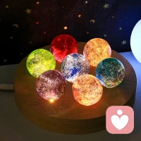 生活中的10％是由发生在你身上的事情组成，而另外的90％则是由你对所发生的事情如何反应所决定。

换言之，生活中有10%的事情是我们无法掌控的，而另外的90%却是我们能掌控的。

费斯汀格在书中举了这样一个例子。

卡斯丁早上起床后洗漱时，随手将自己高档手表放在洗漱台边，妻子怕被水淋湿了，就随手拿过去放在餐桌上。儿子起床后到餐桌上拿面包时，不小心将手表碰到地上摔坏了。

卡斯丁疼爱手表，就照儿子的屁股揍了一顿。然后黑着脸骂了妻子一通。妻子不服气，说是怕水把手表打湿。卡斯丁说他的手表是防水的。

于是二人猛烈地斗起嘴来。一气之下卡斯丁早餐也没有吃，直接开车去了公司，快到公司时突然记起忘了拿公文包，又立刻转回家。

可是家中没人，妻子上班去了，儿子上学去了，卡斯丁钥匙留在公文包里，他进不了门，只好打电话向妻子要钥匙。

妻子慌慌张张地往家赶时，撞翻了路边水果摊，摊主拉住她不让她走，要她赔偿，她不得不赔了一笔钱才摆脱。

待拿到公文包后，卡斯丁已迟到了15分钟，挨了上司一顿严厉批评，卡斯丁的心情坏到了极点。下班前又因一件小事，跟同事吵了一架。

妻子也因早退被扣除当月全勤奖，儿子这天参加棒球赛，原本夺冠有望，却因心情不好发挥不佳，第一局就被淘汰了。

在这个事例中，手表摔坏是其中的10%，后面一系列事情就是另外的90%。

都是由于当事人没有很好地掌控那90%，才导致了这一天成为「闹心的一天。」

试想，卡斯丁在那10%产生后，假如换一种反应。

比如，他抚慰儿子：「不要紧，儿子，手表摔坏了没事，我拿去修修就好了。」这样儿子高兴，妻子也高兴，他本身心情也好，那么随后的一切就不会发生了。

可见，你控制不了前面的10％，但完全可以通过你的心态与行为决定剩余的90％。

在现实生活中，常听人抱怨：我怎么就这么不走运呢，每天总有一些倒霉的事缠着我，怎样就不让我消停一下有个好心情呢，谁能帮帮我？

这都是一个心态问题。其实能帮助自己的不是他人，而是自己。配图