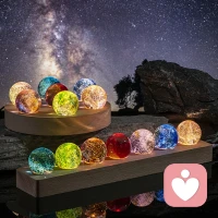 生活中的10％是由发生在你身上的事情组成，而另外的90％则是由你对所发生的事情如何反应所决定。

换言之，生活中有10%的事情是我们无法掌控的，而另外的90%却是我们能掌控的。

费斯汀格在书中举了这样一个例子。

卡斯丁早上起床后洗漱时，随手将自己高档手表放在洗漱台边，妻子怕被水淋湿了，就随手拿过去放在餐桌上。儿子起床后到餐桌上拿面包时，不小心将手表碰到地上摔坏了。

卡斯丁疼爱手表，就照儿子的屁股揍了一顿。然后黑着脸骂了妻子一通。妻子不服气，说是怕水把手表打湿。卡斯丁说他的手表是防水的。

于是二人猛烈地斗起嘴来。一气之下卡斯丁早餐也没有吃，直接开车去了公司，快到公司时突然记起忘了拿公文包，又立刻转回家。

可是家中没人，妻子上班去了，儿子上学去了，卡斯丁钥匙留在公文包里，他进不了门，只好打电话向妻子要钥匙。

妻子慌慌张张地往家赶时，撞翻了路边水果摊，摊主拉住她不让她走，要她赔偿，她不得不赔了一笔钱才摆脱。

待拿到公文包后，卡斯丁已迟到了15分钟，挨了上司一顿严厉批评，卡斯丁的心情坏到了极点。下班前又因一件小事，跟同事吵了一架。

妻子也因早退被扣除当月全勤奖，儿子这天参加棒球赛，原本夺冠有望，却因心情不好发挥不佳，第一局就被淘汰了。

在这个事例中，手表摔坏是其中的10%，后面一系列事情就是另外的90%。

都是由于当事人没有很好地掌控那90%，才导致了这一天成为「闹心的一天。」

试想，卡斯丁在那10%产生后，假如换一种反应。

比如，他抚慰儿子：「不要紧，儿子，手表摔坏了没事，我拿去修修就好了。」这样儿子高兴，妻子也高兴，他本身心情也好，那么随后的一切就不会发生了。

可见，你控制不了前面的10％，但完全可以通过你的心态与行为决定剩余的90％。

在现实生活中，常听人抱怨：我怎么就这么不走运呢，每天总有一些倒霉的事缠着我，怎样就不让我消停一下有个好心情呢，谁能帮帮我？

这都是一个心态问题。其实能帮助自己的不是他人，而是自己。配图