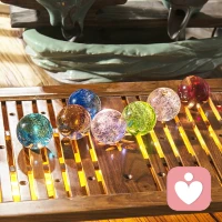 生活中的10％是由发生在你身上的事情组成，而另外的90％则是由你对所发生的事情如何反应所决定。

换言之，生活中有10%的事情是我们无法掌控的，而另外的90%却是我们能掌控的。

费斯汀格在书中举了这样一个例子。

卡斯丁早上起床后洗漱时，随手将自己高档手表放在洗漱台边，妻子怕被水淋湿了，就随手拿过去放在餐桌上。儿子起床后到餐桌上拿面包时，不小心将手表碰到地上摔坏了。

卡斯丁疼爱手表，就照儿子的屁股揍了一顿。然后黑着脸骂了妻子一通。妻子不服气，说是怕水把手表打湿。卡斯丁说他的手表是防水的。

于是二人猛烈地斗起嘴来。一气之下卡斯丁早餐也没有吃，直接开车去了公司，快到公司时突然记起忘了拿公文包，又立刻转回家。

可是家中没人，妻子上班去了，儿子上学去了，卡斯丁钥匙留在公文包里，他进不了门，只好打电话向妻子要钥匙。

妻子慌慌张张地往家赶时，撞翻了路边水果摊，摊主拉住她不让她走，要她赔偿，她不得不赔了一笔钱才摆脱。

待拿到公文包后，卡斯丁已迟到了15分钟，挨了上司一顿严厉批评，卡斯丁的心情坏到了极点。下班前又因一件小事，跟同事吵了一架。

妻子也因早退被扣除当月全勤奖，儿子这天参加棒球赛，原本夺冠有望，却因心情不好发挥不佳，第一局就被淘汰了。

在这个事例中，手表摔坏是其中的10%，后面一系列事情就是另外的90%。

都是由于当事人没有很好地掌控那90%，才导致了这一天成为「闹心的一天。」

试想，卡斯丁在那10%产生后，假如换一种反应。

比如，他抚慰儿子：「不要紧，儿子，手表摔坏了没事，我拿去修修就好了。」这样儿子高兴，妻子也高兴，他本身心情也好，那么随后的一切就不会发生了。

可见，你控制不了前面的10％，但完全可以通过你的心态与行为决定剩余的90％。

在现实生活中，常听人抱怨：我怎么就这么不走运呢，每天总有一些倒霉的事缠着我，怎样就不让我消停一下有个好心情呢，谁能帮帮我？

这都是一个心态问题。其实能帮助自己的不是他人，而是自己。配图