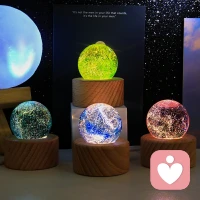 生活中的10％是由发生在你身上的事情组成，而另外的90％则是由你对所发生的事情如何反应所决定。

换言之，生活中有10%的事情是我们无法掌控的，而另外的90%却是我们能掌控的。

费斯汀格在书中举了这样一个例子。

卡斯丁早上起床后洗漱时，随手将自己高档手表放在洗漱台边，妻子怕被水淋湿了，就随手拿过去放在餐桌上。儿子起床后到餐桌上拿面包时，不小心将手表碰到地上摔坏了。

卡斯丁疼爱手表，就照儿子的屁股揍了一顿。然后黑着脸骂了妻子一通。妻子不服气，说是怕水把手表打湿。卡斯丁说他的手表是防水的。

于是二人猛烈地斗起嘴来。一气之下卡斯丁早餐也没有吃，直接开车去了公司，快到公司时突然记起忘了拿公文包，又立刻转回家。

可是家中没人，妻子上班去了，儿子上学去了，卡斯丁钥匙留在公文包里，他进不了门，只好打电话向妻子要钥匙。

妻子慌慌张张地往家赶时，撞翻了路边水果摊，摊主拉住她不让她走，要她赔偿，她不得不赔了一笔钱才摆脱。

待拿到公文包后，卡斯丁已迟到了15分钟，挨了上司一顿严厉批评，卡斯丁的心情坏到了极点。下班前又因一件小事，跟同事吵了一架。

妻子也因早退被扣除当月全勤奖，儿子这天参加棒球赛，原本夺冠有望，却因心情不好发挥不佳，第一局就被淘汰了。

在这个事例中，手表摔坏是其中的10%，后面一系列事情就是另外的90%。

都是由于当事人没有很好地掌控那90%，才导致了这一天成为「闹心的一天。」

试想，卡斯丁在那10%产生后，假如换一种反应。

比如，他抚慰儿子：「不要紧，儿子，手表摔坏了没事，我拿去修修就好了。」这样儿子高兴，妻子也高兴，他本身心情也好，那么随后的一切就不会发生了。

可见，你控制不了前面的10％，但完全可以通过你的心态与行为决定剩余的90％。

在现实生活中，常听人抱怨：我怎么就这么不走运呢，每天总有一些倒霉的事缠着我，怎样就不让我消停一下有个好心情呢，谁能帮帮我？

这都是一个心态问题。其实能帮助自己的不是他人，而是自己。配图