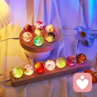 生活中的10％是由发生在你身上的事情组成，而另外的90％则是由你对所发生的事情如何反应所决定。

换言之，生活中有10%的事情是我们无法掌控的，而另外的90%却是我们能掌控的。

费斯汀格在书中举了这样一个例子。

卡斯丁早上起床后洗漱时，随手将自己高档手表放在洗漱台边，妻子怕被水淋湿了，就随手拿过去放在餐桌上。儿子起床后到餐桌上拿面包时，不小心将手表碰到地上摔坏了。

卡斯丁疼爱手表，就照儿子的屁股揍了一顿。然后黑着脸骂了妻子一通。妻子不服气，说是怕水把手表打湿。卡斯丁说他的手表是防水的。

于是二人猛烈地斗起嘴来。一气之下卡斯丁早餐也没有吃，直接开车去了公司，快到公司时突然记起忘了拿公文包，又立刻转回家。

可是家中没人，妻子上班去了，儿子上学去了，卡斯丁钥匙留在公文包里，他进不了门，只好打电话向妻子要钥匙。

妻子慌慌张张地往家赶时，撞翻了路边水果摊，摊主拉住她不让她走，要她赔偿，她不得不赔了一笔钱才摆脱。

待拿到公文包后，卡斯丁已迟到了15分钟，挨了上司一顿严厉批评，卡斯丁的心情坏到了极点。下班前又因一件小事，跟同事吵了一架。

妻子也因早退被扣除当月全勤奖，儿子这天参加棒球赛，原本夺冠有望，却因心情不好发挥不佳，第一局就被淘汰了。

在这个事例中，手表摔坏是其中的10%，后面一系列事情就是另外的90%。

都是由于当事人没有很好地掌控那90%，才导致了这一天成为「闹心的一天。」

试想，卡斯丁在那10%产生后，假如换一种反应。

比如，他抚慰儿子：「不要紧，儿子，手表摔坏了没事，我拿去修修就好了。」这样儿子高兴，妻子也高兴，他本身心情也好，那么随后的一切就不会发生了。

可见，你控制不了前面的10％，但完全可以通过你的心态与行为决定剩余的90％。

在现实生活中，常听人抱怨：我怎么就这么不走运呢，每天总有一些倒霉的事缠着我，怎样就不让我消停一下有个好心情呢，谁能帮帮我？

这都是一个心态问题。其实能帮助自己的不是他人，而是自己。配图