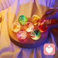 生活中的10％是由发生在你身上的事情组成，而另外的90％则是由你对所发生的事情如何反应所决定。

换言之，生活中有10%的事情是我们无法掌控的，而另外的90%却是我们能掌控的。

费斯汀格在书中举了这样一个例子。

卡斯丁早上起床后洗漱时，随手将自己高档手表放在洗漱台边，妻子怕被水淋湿了，就随手拿过去放在餐桌上。儿子起床后到餐桌上拿面包时，不小心将手表碰到地上摔坏了。

卡斯丁疼爱手表，就照儿子的屁股揍了一顿。然后黑着脸骂了妻子一通。妻子不服气，说是怕水把手表打湿。卡斯丁说他的手表是防水的。

于是二人猛烈地斗起嘴来。一气之下卡斯丁早餐也没有吃，直接开车去了公司，快到公司时突然记起忘了拿公文包，又立刻转回家。

可是家中没人，妻子上班去了，儿子上学去了，卡斯丁钥匙留在公文包里，他进不了门，只好打电话向妻子要钥匙。

妻子慌慌张张地往家赶时，撞翻了路边水果摊，摊主拉住她不让她走，要她赔偿，她不得不赔了一笔钱才摆脱。

待拿到公文包后，卡斯丁已迟到了15分钟，挨了上司一顿严厉批评，卡斯丁的心情坏到了极点。下班前又因一件小事，跟同事吵了一架。

妻子也因早退被扣除当月全勤奖，儿子这天参加棒球赛，原本夺冠有望，却因心情不好发挥不佳，第一局就被淘汰了。

在这个事例中，手表摔坏是其中的10%，后面一系列事情就是另外的90%。

都是由于当事人没有很好地掌控那90%，才导致了这一天成为「闹心的一天。」

试想，卡斯丁在那10%产生后，假如换一种反应。

比如，他抚慰儿子：「不要紧，儿子，手表摔坏了没事，我拿去修修就好了。」这样儿子高兴，妻子也高兴，他本身心情也好，那么随后的一切就不会发生了。

可见，你控制不了前面的10％，但完全可以通过你的心态与行为决定剩余的90％。

在现实生活中，常听人抱怨：我怎么就这么不走运呢，每天总有一些倒霉的事缠着我，怎样就不让我消停一下有个好心情呢，谁能帮帮我？

这都是一个心态问题。其实能帮助自己的不是他人，而是自己。配图