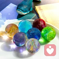 生活中的10％是由发生在你身上的事情组成，而另外的90％则是由你对所发生的事情如何反应所决定。

换言之，生活中有10%的事情是我们无法掌控的，而另外的90%却是我们能掌控的。

费斯汀格在书中举了这样一个例子。

卡斯丁早上起床后洗漱时，随手将自己高档手表放在洗漱台边，妻子怕被水淋湿了，就随手拿过去放在餐桌上。儿子起床后到餐桌上拿面包时，不小心将手表碰到地上摔坏了。

卡斯丁疼爱手表，就照儿子的屁股揍了一顿。然后黑着脸骂了妻子一通。妻子不服气，说是怕水把手表打湿。卡斯丁说他的手表是防水的。

于是二人猛烈地斗起嘴来。一气之下卡斯丁早餐也没有吃，直接开车去了公司，快到公司时突然记起忘了拿公文包，又立刻转回家。

可是家中没人，妻子上班去了，儿子上学去了，卡斯丁钥匙留在公文包里，他进不了门，只好打电话向妻子要钥匙。

妻子慌慌张张地往家赶时，撞翻了路边水果摊，摊主拉住她不让她走，要她赔偿，她不得不赔了一笔钱才摆脱。

待拿到公文包后，卡斯丁已迟到了15分钟，挨了上司一顿严厉批评，卡斯丁的心情坏到了极点。下班前又因一件小事，跟同事吵了一架。

妻子也因早退被扣除当月全勤奖，儿子这天参加棒球赛，原本夺冠有望，却因心情不好发挥不佳，第一局就被淘汰了。

在这个事例中，手表摔坏是其中的10%，后面一系列事情就是另外的90%。

都是由于当事人没有很好地掌控那90%，才导致了这一天成为「闹心的一天。」

试想，卡斯丁在那10%产生后，假如换一种反应。

比如，他抚慰儿子：「不要紧，儿子，手表摔坏了没事，我拿去修修就好了。」这样儿子高兴，妻子也高兴，他本身心情也好，那么随后的一切就不会发生了。

可见，你控制不了前面的10％，但完全可以通过你的心态与行为决定剩余的90％。

在现实生活中，常听人抱怨：我怎么就这么不走运呢，每天总有一些倒霉的事缠着我，怎样就不让我消停一下有个好心情呢，谁能帮帮我？

这都是一个心态问题。其实能帮助自己的不是他人，而是自己。配图