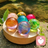 生活中的10％是由发生在你身上的事情组成，而另外的90％则是由你对所发生的事情如何反应所决定。

换言之，生活中有10%的事情是我们无法掌控的，而另外的90%却是我们能掌控的。

费斯汀格在书中举了这样一个例子。

卡斯丁早上起床后洗漱时，随手将自己高档手表放在洗漱台边，妻子怕被水淋湿了，就随手拿过去放在餐桌上。儿子起床后到餐桌上拿面包时，不小心将手表碰到地上摔坏了。

卡斯丁疼爱手表，就照儿子的屁股揍了一顿。然后黑着脸骂了妻子一通。妻子不服气，说是怕水把手表打湿。卡斯丁说他的手表是防水的。

于是二人猛烈地斗起嘴来。一气之下卡斯丁早餐也没有吃，直接开车去了公司，快到公司时突然记起忘了拿公文包，又立刻转回家。

可是家中没人，妻子上班去了，儿子上学去了，卡斯丁钥匙留在公文包里，他进不了门，只好打电话向妻子要钥匙。

妻子慌慌张张地往家赶时，撞翻了路边水果摊，摊主拉住她不让她走，要她赔偿，她不得不赔了一笔钱才摆脱。

待拿到公文包后，卡斯丁已迟到了15分钟，挨了上司一顿严厉批评，卡斯丁的心情坏到了极点。下班前又因一件小事，跟同事吵了一架。

妻子也因早退被扣除当月全勤奖，儿子这天参加棒球赛，原本夺冠有望，却因心情不好发挥不佳，第一局就被淘汰了。

在这个事例中，手表摔坏是其中的10%，后面一系列事情就是另外的90%。

都是由于当事人没有很好地掌控那90%，才导致了这一天成为「闹心的一天。」

试想，卡斯丁在那10%产生后，假如换一种反应。

比如，他抚慰儿子：「不要紧，儿子，手表摔坏了没事，我拿去修修就好了。」这样儿子高兴，妻子也高兴，他本身心情也好，那么随后的一切就不会发生了。

可见，你控制不了前面的10％，但完全可以通过你的心态与行为决定剩余的90％。

在现实生活中，常听人抱怨：我怎么就这么不走运呢，每天总有一些倒霉的事缠着我，怎样就不让我消停一下有个好心情呢，谁能帮帮我？

这都是一个心态问题。其实能帮助自己的不是他人，而是自己。配图