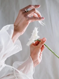 在一段时间内只做一件事。心理学家发现，心理致病的主要原因是由于患者对很多急需处理的事情压力太大而引起的。要减少自己的精神负担，不要同时进行几件事情，以免弄得筋疲力尽而效果不好。配图