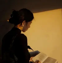 千萬別小看潛移默化和耳濡目染的力量，人就是在這種力量中慢慢被塑造出來的。
多與智者相處，是借他們的眼看到更遼闊和通透的世界，是得到他們的指點迷津，是在潛移默化中學會像他們那樣思維。有時候，他們的一兩句話就能打通一個人煩亂而糾纏不休的思緒，讓人恍然大悟，在迷霧中漸漸明晰前方的道路。[愛心]早安！[玫瑰]配圖
