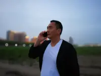 歲月如梭，不覺又是一年，走過紅塵陌上，細數那些遺落在散淡日子里的曾經，有欣喜也有傷痛，人生無常，靜心以待，那匆匆的相逢，那轉身的別離，都在繁華落盡的光陰里，一切都在漸行漸遠。

時光荏苒，流去的是生命與年華，煙火紅塵，云水漂泊，我們皆是紅塵過客，亦不曾想過，幾時做一個風雪載途的歸人。

歲月靜好，看著一年光陰就這么悄悄溜走，回眸往昔，對于過往云煙不必有太多的留戀，四季更迭，本就是一場輪回，只要我們安然無恙，心中有期待，眼里有風景，靜待春暖花開，就是人生中最美好的幸福。以一顆平常心對待一年復始，人生風景之中，也有枯榮，人生總會有高峰和低谷，我們跟隨季節的腳步，新的一年，放下包袱，積蓄力量，繼續前行，去尋找生活中更多的美好。配圖