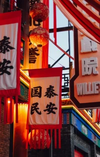 世界上只有三種事：
自己的事,別人的事,老天的事
對(duì)自己的事盡力,對(duì)別人的事尊重,對(duì)老天的事順從
人與人之間有那么多的矛盾和沖突,很大一部分是因?yàn)槌搅俗约航缦?把別人的事情當(dāng)成自己的事情背負(fù)著;或者把自己的事當(dāng)成別人的事,要?jiǎng)e人承擔(dān),結(jié)果任誰都不舒服
元宵節(jié)快樂！配圖