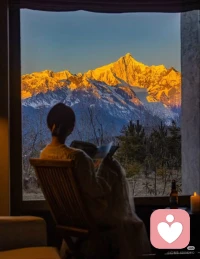 【爱自己 之 接受与超越】
当我没有受到重视或肯定时，我感到自己被贬低了，而且情绪比较坏。
当我被人重视时，我变得更有魅力而开放，我就是一个有趣的人。
只有彻底接受自己的真实存在，我们才能够有所变化，才能超越自己现有的存在样式。配图