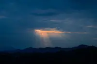 萬(wàn)物皆有裂痕,那是光照進(jìn)來(lái)的地方---萊昂納德·科恩配圖