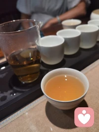 下午和女神姐姐喝茶聊天。共振出太多靈感，靈性與商業的結合，生活中的困惑，卡點等，還有飲食療愈的認知，食物的能量層級，營養餐的搭配與飲食習慣，再到餐桌餐具的審美等等話題，聊個沒夠，吸取了女神姐姐身上獨特的魅力[玫瑰][愛心][愛心]配圖