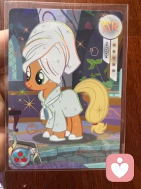 很感動我的個案小姑娘一次又一次贈送給我的精美卡片，從我寵物的照片，到全套精美的合理波特的卡片，知道我嗓子不好，還貼心地配上了京都念慈菴的可愛糖果，全部拆開看卡片時，心里特別安靜和感動，心底始終涌動著一種被溫柔以待的感覺，有點舍不得打開，有點不敢觸碰，似乎打開的不是卡片而一顆被封存已久、蒙塵已久的心，我需要一點點的接觸，一點點地靠近才嫩看到一層層包裝里忽然蹦出來的精美的卡片，有硬度，泛著光，有點沉甸甸的重量在手。配圖